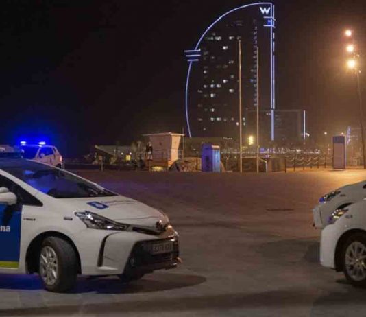 3 detenidos por la agresión homófoba a dos parejas en la playa de Somorrostro 3 detenidos por la agresión homófoba a dos parejas en la playa de Somorrostro