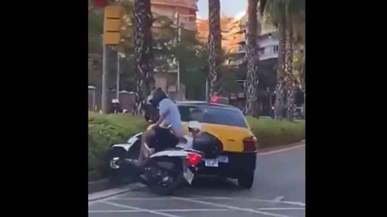 Elite Taxi denuncia al taxista que derribó la moto con dos ocupantes
