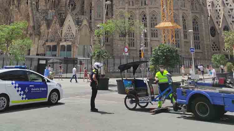 La Guàrdia Urbana comienza a retirar los bicitaxi de las calles