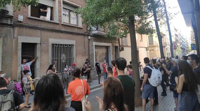 Parado el desahucio de una madre y sus hijas en Sants-Badal Parado el desahucio de una madre y sus hijas en Sants-Badal