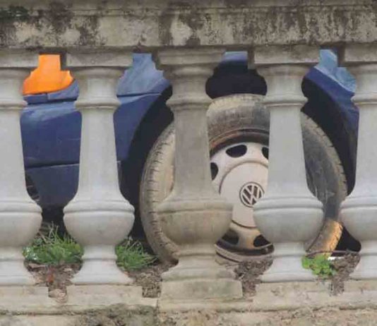 Un hombre destroza la barandilla histórica de la Fuente Mágica de Montjuïc Detenido un hombre por destrozar la barandilla histórica de la Fuente Mágica de Montjuïc