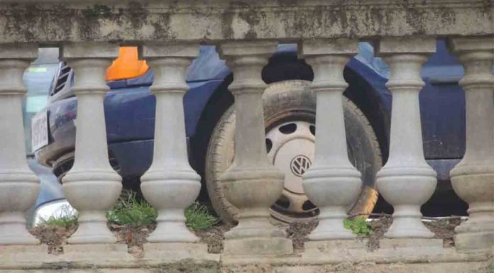 Un hombre destroza la barandilla histórica de la Fuente Mágica de Montjuïc Detenido un hombre por destrozar la barandilla histórica de la Fuente Mágica de Montjuïc