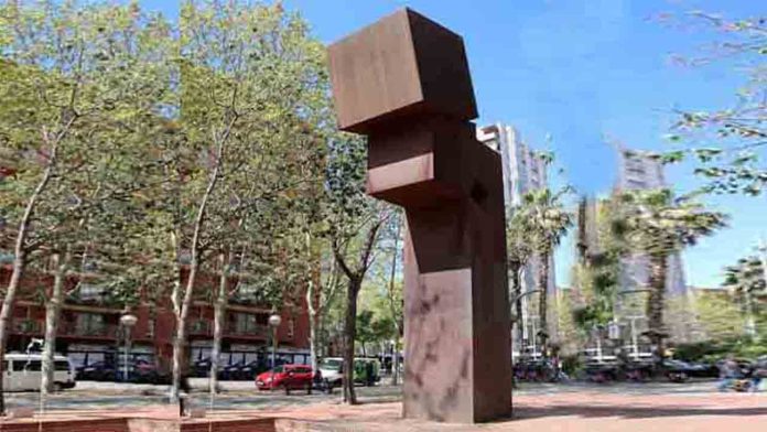 Escultura El Llarg Viatge en La Línea de la Verneda