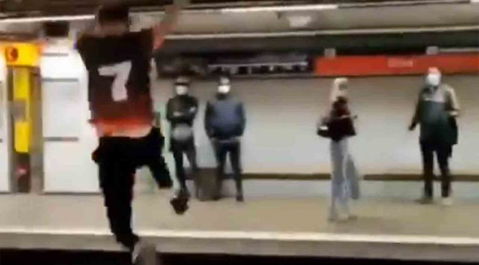 Identificado el joven que salto delante del metro en la estación del Clot Identificado el joven que salto delante del metro en la estación del Clot
