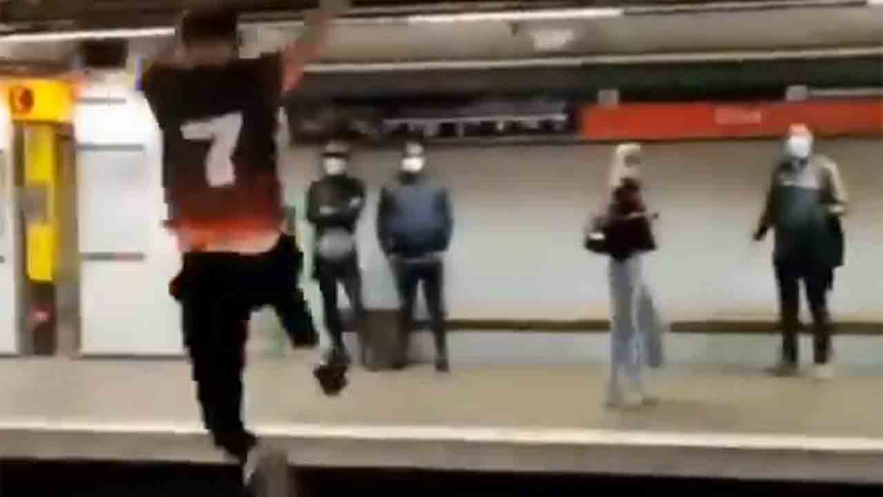 Identificado el joven que salto delante del metro en la estación del Clot