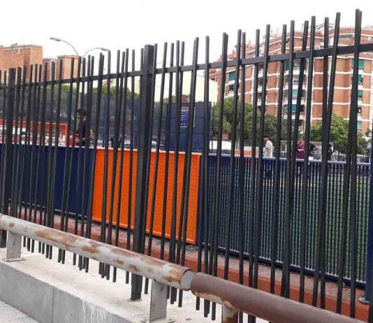 Instalan una valla en la pista Cruyff Court Jordi Alba de Hospitalet Instalan una valla en la pista Cruyff Court Jordi Alba de Hospitalet