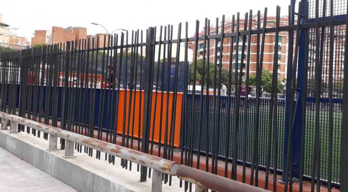 Instalan una valla en la pista Cruyff Court Jordi Alba de Hospitalet Instalan una valla en la pista Cruyff Court Jordi Alba de Hospitalet