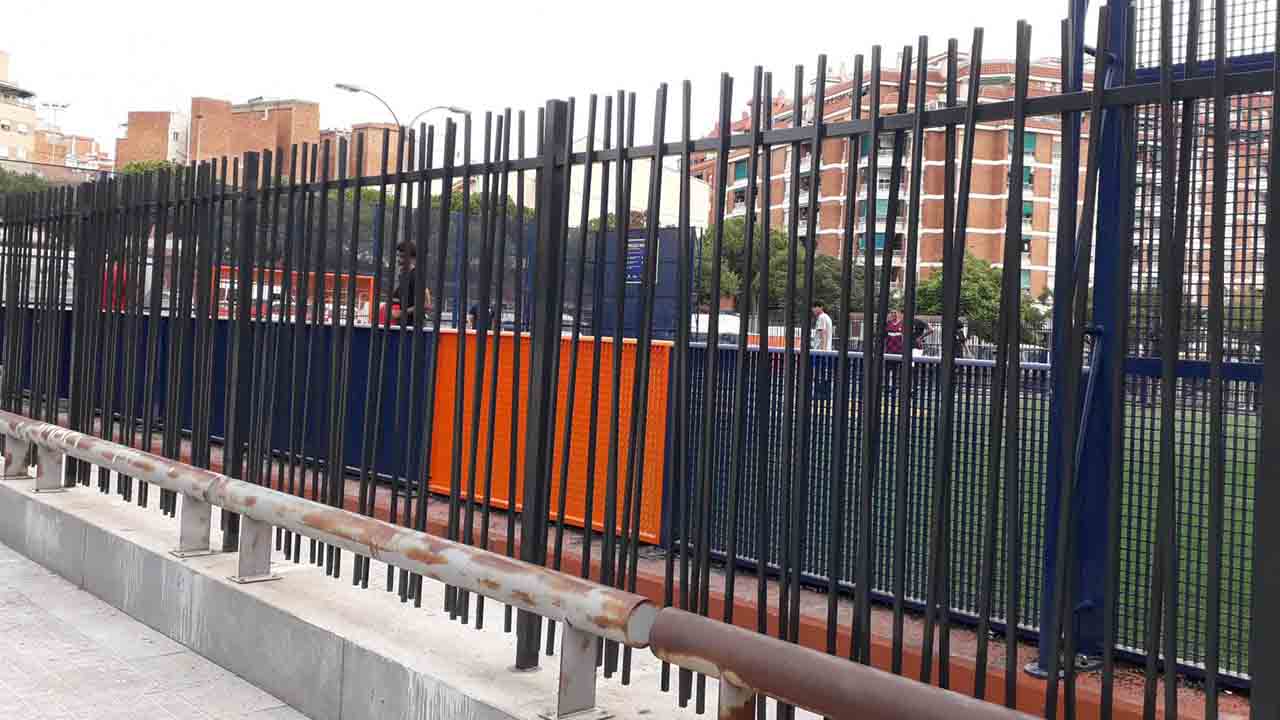 Instalan una valla en la pista Cruyff Court Jordi Alba de Hospitalet
