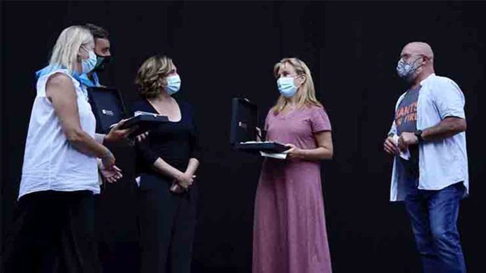 Las fiestas de Sants arrancan con un homenaje a los profesionales que luchan contra la pandemia