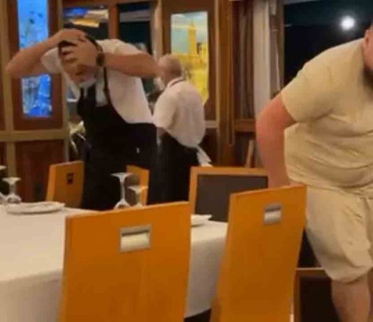 Vídeo: Pelea en un restaurante del Puerto Olímpico entre camareros y clientes Pelea en un restaurante del Puerto Olímpico entre camareros y clientes
