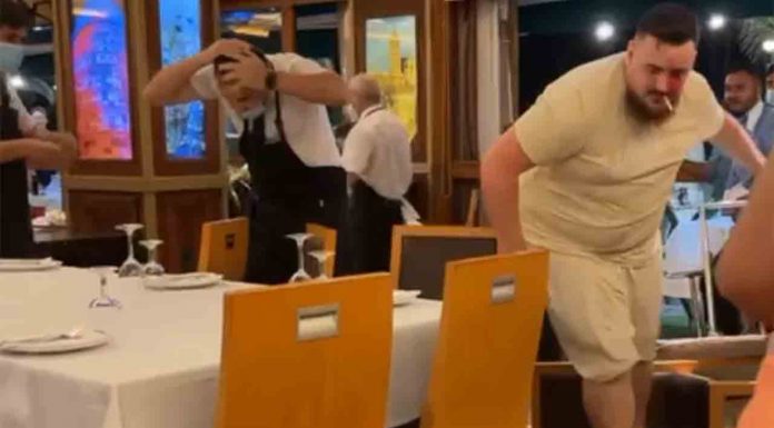 Vídeo: Pelea en un restaurante del Puerto Olímpico entre camareros y clientes Pelea en un restaurante del Puerto Olímpico entre camareros y clientes