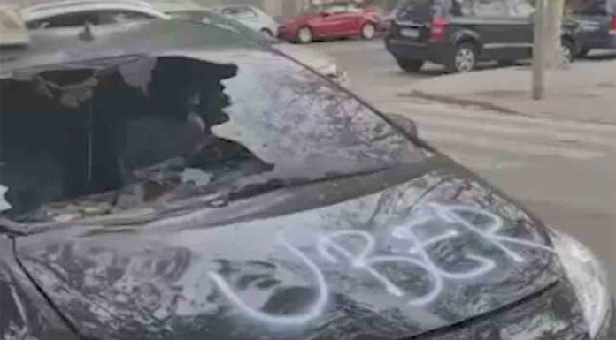 Queman un taxi en Badalona que trabajaba con la app de Uber Queman un taxi en Badalona que trabajaba con la app de Uber