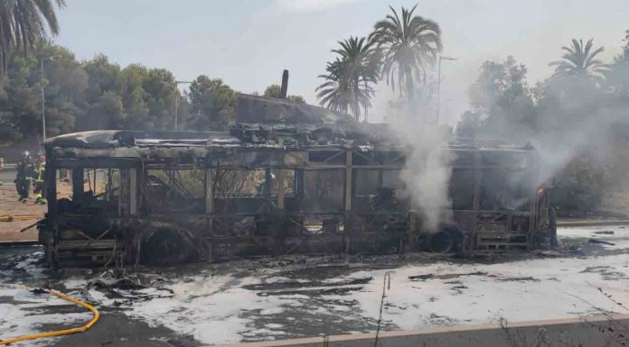 Se quema un autobús en la Diagonal de Barcelona Se quema un autobús en la Diagonal de Barcelona