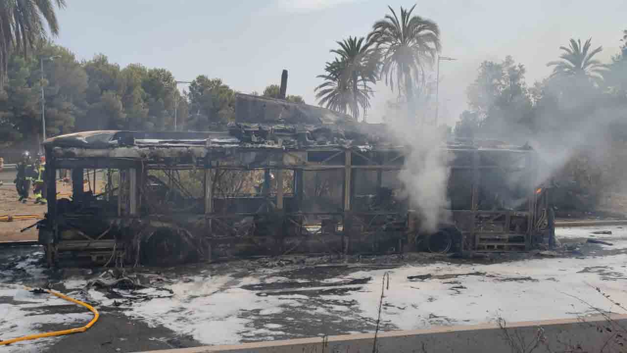 Se quema un autobús en la Diagonal de Barcelona