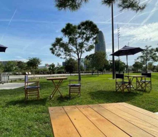 Abre al público la Clariana de las Glòries con tumbonas y sombrillas Abre al público la Clariana de las Glòries