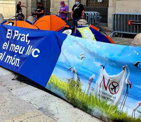 Acampada en la Plaza Sant Jaume contra la ampliación del aeropuerto Acampada en la Plaza Sant Jaume contra la ampliación del aeropuerto