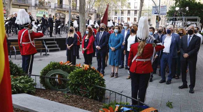 Ada Colau encabeza la ofrenda a Rafael Casanova del Ayuntamiento de Barcelona Ada Colau encabeza la ofrenda a Rafael Casanova del Ayuntamiento de Barcelona
