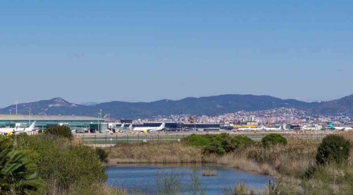 El Gobierno suspende la ampliación del Aeropuerto de El Prat El gobierno ha decidido paralizar la ampliación del aeropuerto del Prat por la falta de apoyo del Govern