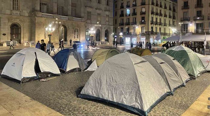 El ocio nocturno acampa en la Plaza Sant Jaume por la reapertura del sector El ocio nocturno acampa en la Plaza Sant Jaume por la reapertura del sector