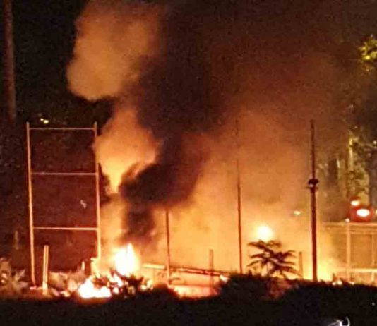 Vídeo: Explosión en el antiguo campo de futbol de Magoria Explosión en el antiguo campo de futbol de Magoria