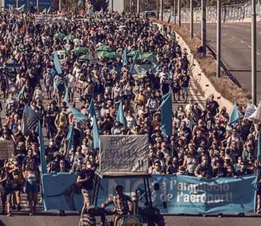 Miles de personas se manifiestan contra la ampliación del aeropuerto de El Prat Miles de personas se manifiestan contra la ampliación del aeropuerto de El Prat
