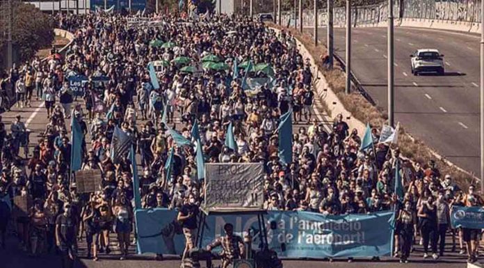 Miles de personas se manifiestan contra la ampliación del aeropuerto de El Prat Miles de personas se manifiestan contra la ampliación del aeropuerto de El Prat