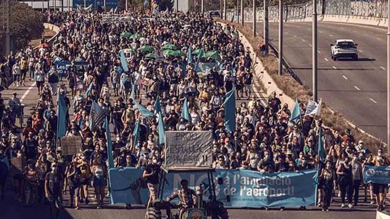 Miles de personas se manifiestan contra la ampliación del aeropuerto de El Prat