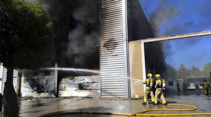 Un incendio en Castelldefels quema un bazar chino en una nave Un incendio en Castelldefels quema un bazar chino en una nave