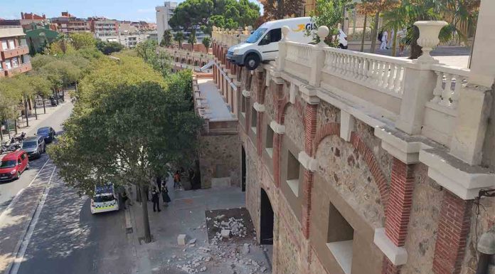 Un vehículo queda suspendido al romper el muro de un parking Un vehículo queda suspendido al romper el muro de un parking