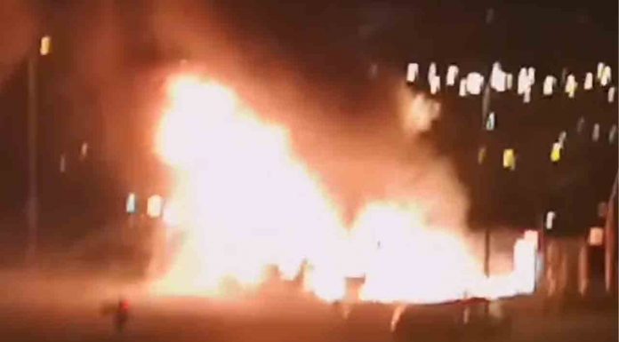 Vídeo: Imprensionante incendio en las chabolas de la calle Tánger Imprensionante incendio en las chabolas de la calle Tánger