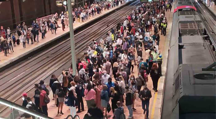 Largas colas en Sants por el incumplimiento de los servicios mínimos Largas colas en Sants por el incumplimiento de los servicios mínimos