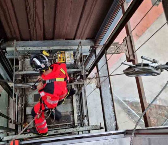 Rescatan a tres personas de un ascensor exterior en Ciutat Meridiana Rescatan a tres personas de un ascensor exterior en Ciutat Meridiana