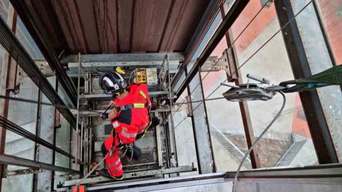 Rescatan a tres personas de un ascensor exterior en Ciutat Meridiana