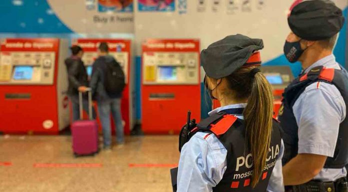 12 detenidos por estafas en tarjetas de crédito robadas en el Metro 12 detenidos por estafas en tarjetas de crédito robadas en el Metro
