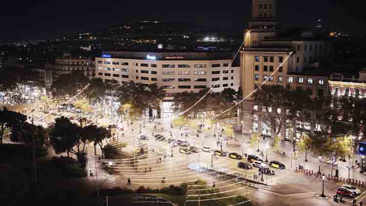 Barcelona enciende las luces de Navidad en la Plaza Catalunya