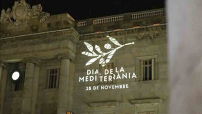 El Ayuntamiento ilumina su fachada en el Día de la Mediterrània