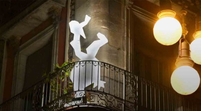 El toro y la mula de las fachadas del Ayuntamiento y la Generalitat serán de led El toro y la mula de las fachadas del Ayuntamiento y la Generalitat serán de led