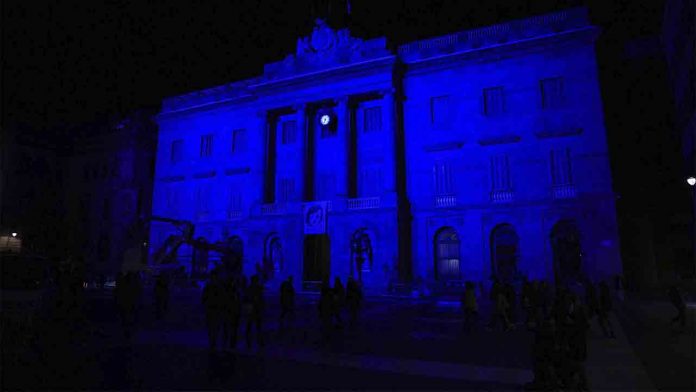 La fachada del Ayuntamiento se ilumina de azul por el Día Mundial de la Infancia