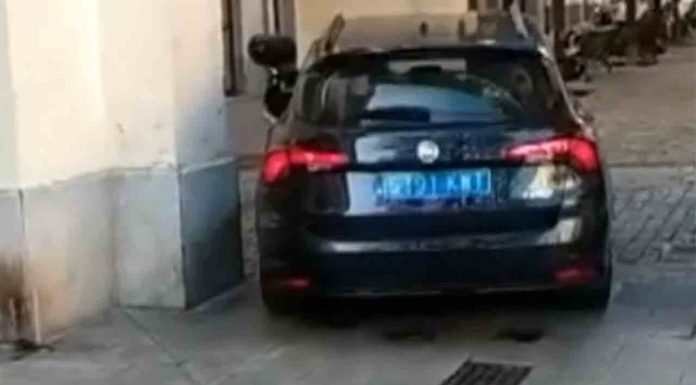 Aprobado el Decreto Ley que regula los VTC Un cliente de Cabify termina conduciendo el coche para salir de la plaza de Masadas