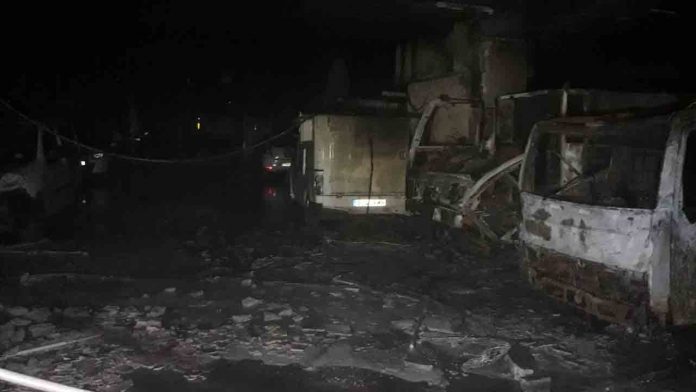 Varios vehículos de limpieza quemados en las Rieres d'Horta