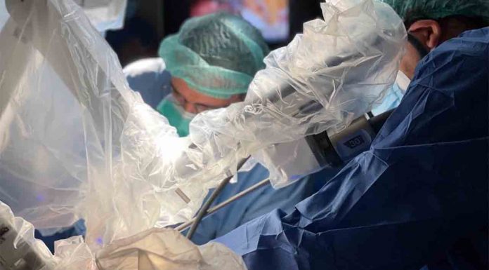 Bellvitge realiza la primera extracción de una primera costilla con cirugía robótica Bellvitge realiza la primera extracción de una primera costilla con cirugía robótica
