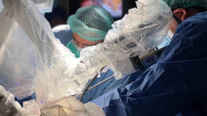 Bellvitge realiza la primera extracción de una primera costilla con cirugía robótica