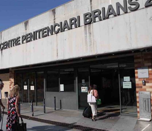 Alves reemplaza al abogado Cristóbal Martell por una doctora en derecho penal Un preso de Brians 2 intenta quemar a los funcionarios, uno de ellos es evacuado en helicóptero