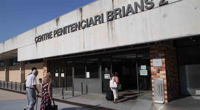 Alves reemplaza al abogado Cristóbal Martell por una doctora en derecho penal Un preso de Brians 2 intenta quemar a los funcionarios, uno de ellos es evacuado en helicóptero