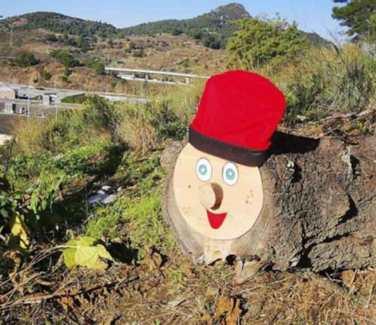 Ciudad Meridiana se llena de tions realizados con troncos por los vecinos Ciudad Meridiana se llena de tions realizados con troncos por los vecinos