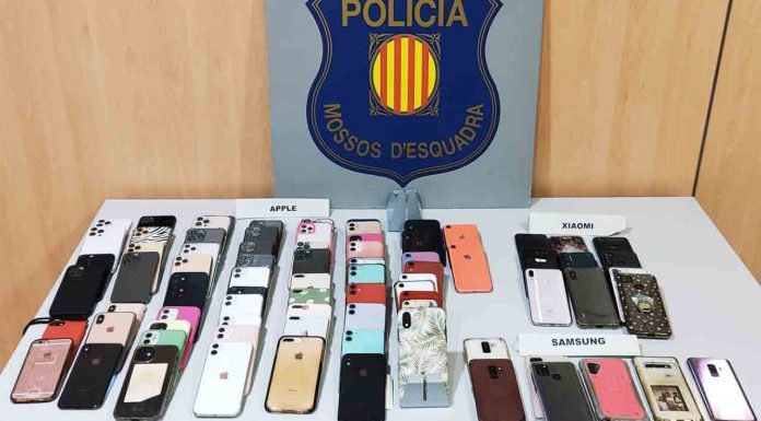Dos detenidos por robar 82 teléfonos móviles en una discoteca en Viladecans Dos detenidos por robar 82 teléfonos móviles en una discoteca en Viladecans