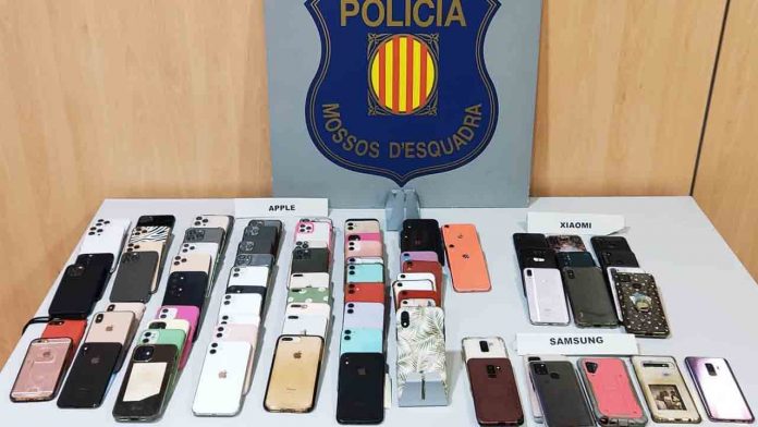 Dos detenidos por robar 82 teléfonos móviles en una discoteca en Viladecans