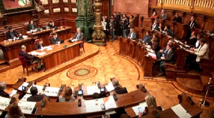 Barcelona condena al ‘Catalangate’ con los votos de los comuns, ERC y Junts El Ayuntamiento aprueba los presupuestos para 2022