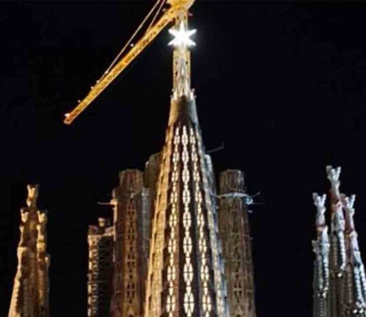 La estrella de la Sagrada Familia ya está iluminada La estrella de la Sagrada Família ya está iluminada