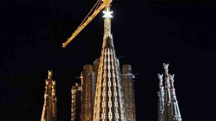La estrella de la Sagrada Família ya está iluminada